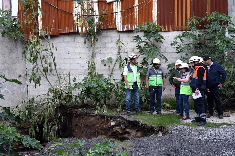 Personal de la Secretaría de Gestión Integral de Riesgos y Protección Civil señaló que atiende el socavón en Iztapalapa.