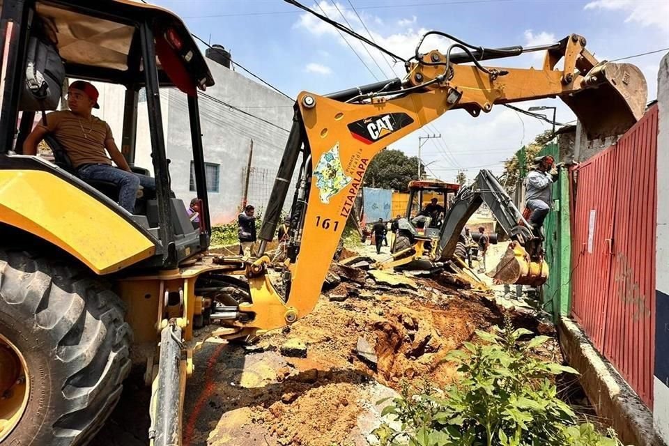 Trabajadores de la Alcaldía Iztapalapa utilizaron 49 vehículos y 6 retroexcavadoras para atender el hecho.