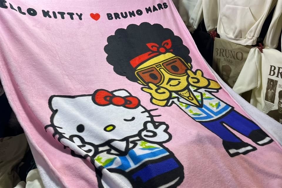 Entre los artículos más populares están los que llevan los motivos de la colaboración entre Bruno Mars y Hello Kitty.