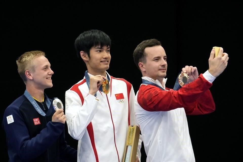 Las selfies de los medallistas se toman con el teléfono de regalo.