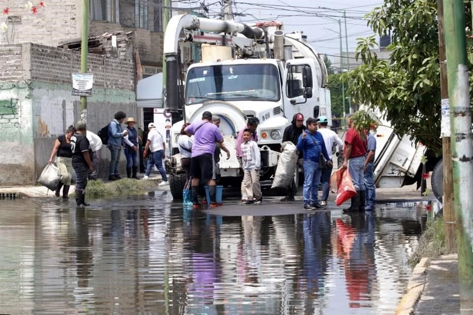 El riesgo sanitario es alto, pues el espejo pluvial está mezclado con descargas del drenaje y basura.