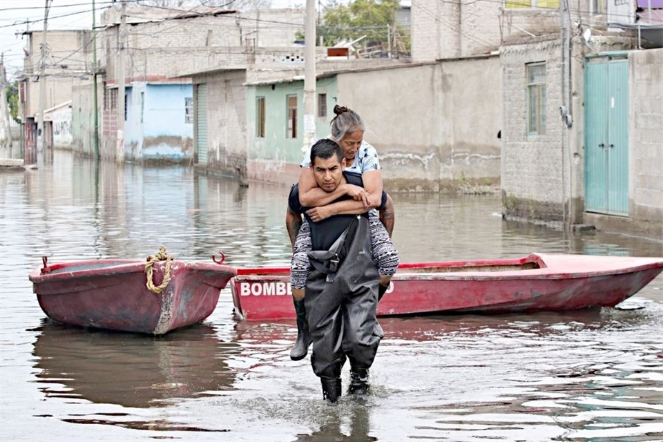 Tras 8 días bajo el agua, luego de tormenta que fracturó drenaje en Chalco, Bomberos y Cruz Roja enviaron lanchas para traslado de vecinos.