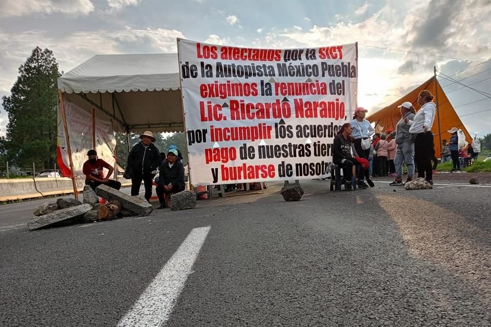 Campesinos que bloquean Autopista México-Puebla aceptaron liberar un carril permanente mientras resuelven demandas, informaron autoridades.