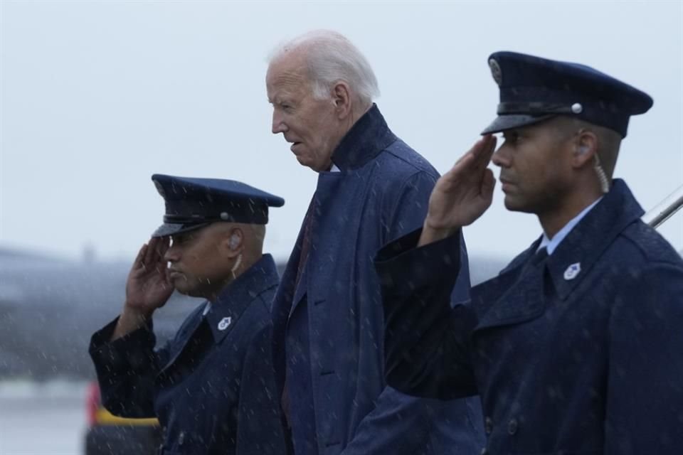 El Presidente Joe Biden desciende del Air Force One en Delaware, el 8 de agosto del 2024.