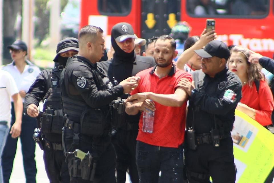 Oswaldo, su hermano, y Jairo, su sobrino, fueron detenidos el miércoles cuando intentaban pasar una cadena humana de la Policía del Estado para protestar en López Mateos y Manuel Acuña.