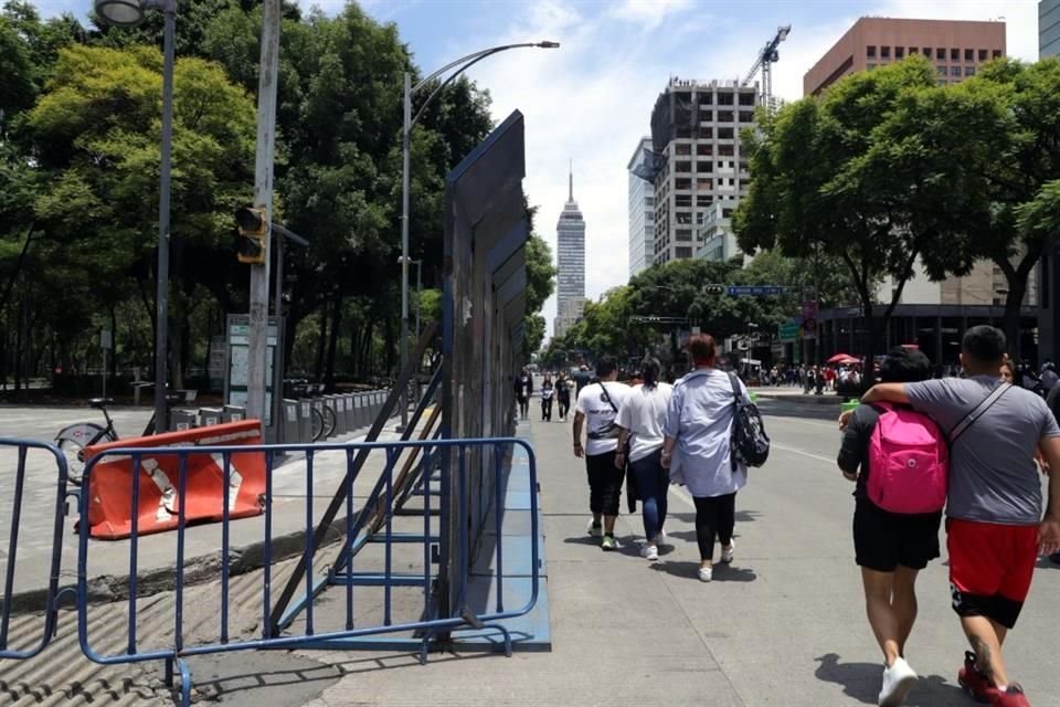 Varias vallas metálicas acortan el paso a peatones en la zona aledaña a Bellas Artes, poniéndolos en riesgo.