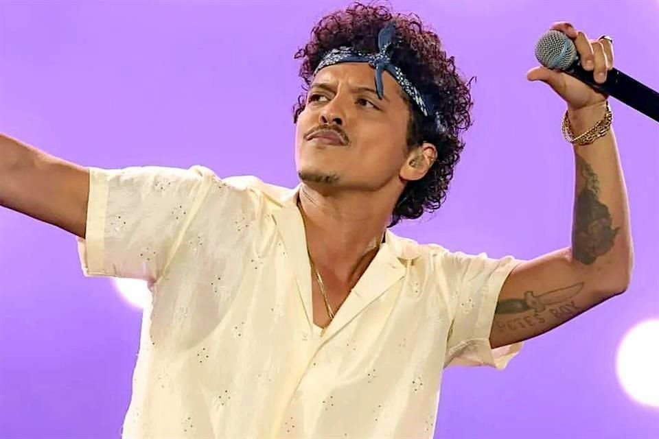 El cantante Bruno Mars inauguró el renovado Estadio GNP, antes Foro Sol, donde tiene otras dos fechas pendientes.