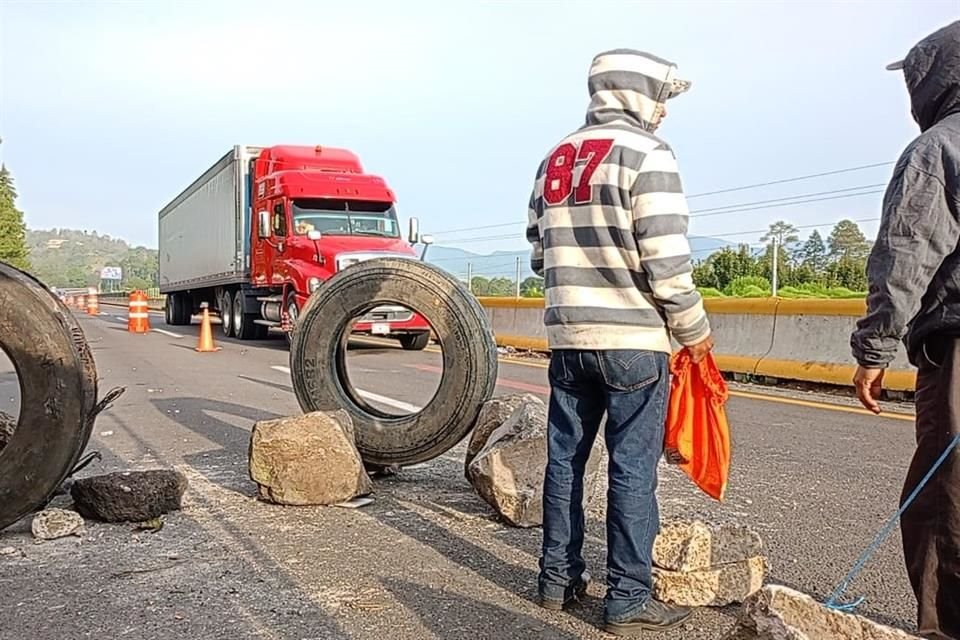 Los ejidatarios acordaron liberar un carril para el flujo de transportistas.