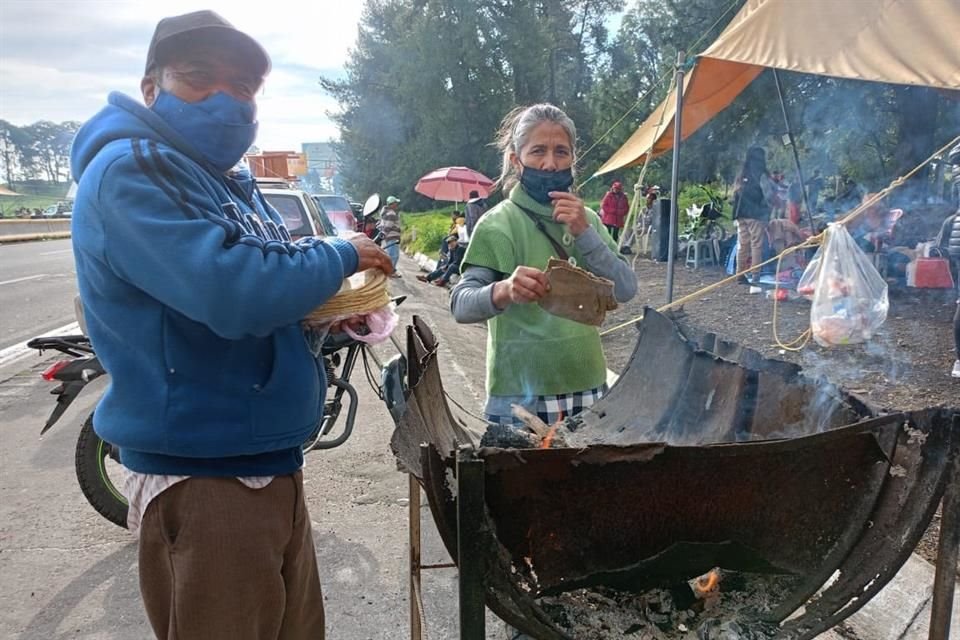 En el lugar de la protesta, la gente prepara café en fogatas de madera y calientan tortillas.