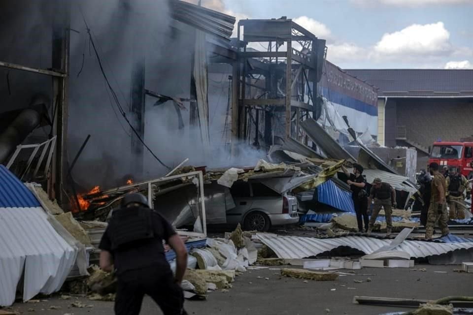 Un ataque ruso con misiles alcanzó un supermercado en la región ucraniana de Donetsk, matando al menos a 10 personas e hiriendo a otras 35.