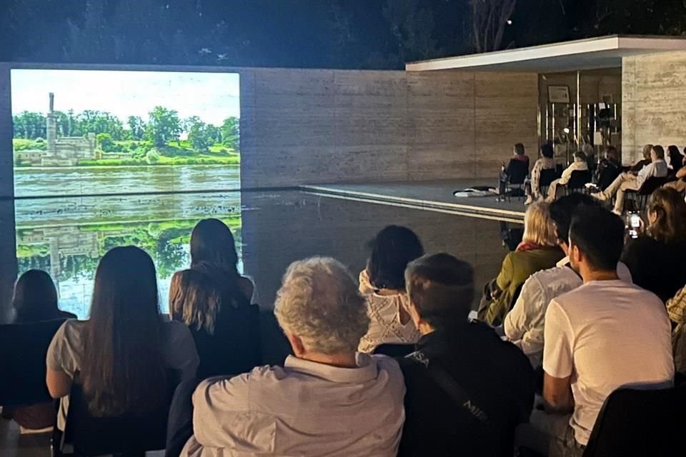 La película, en versión original en alemán y subtitulada en catalán e inglés, es proyectada directamente sobre el muro de travertino.