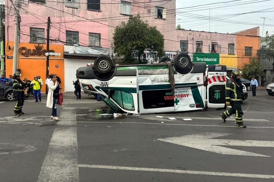 Al conductor y copiloto de la ambulancia los diagnosticaron con esguince cervical y lumbalgia.