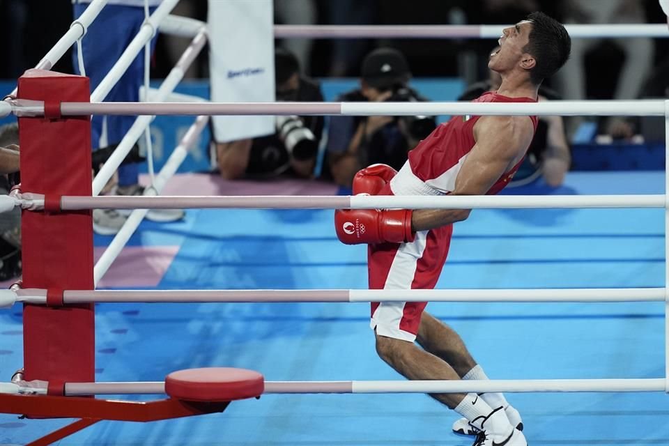 Asadkhuja Muydinkhujaev festejó con todo en el ring parisino.