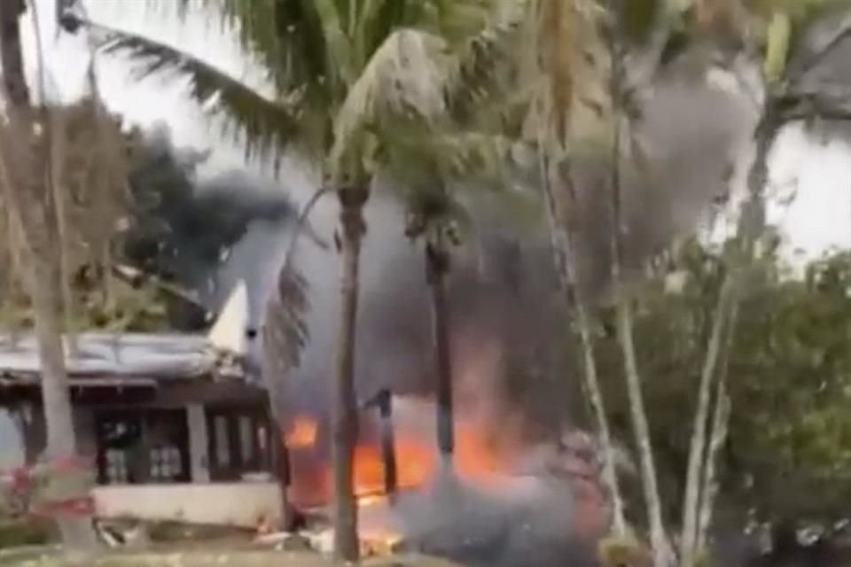 La aeronave cayó en una zona residencial.