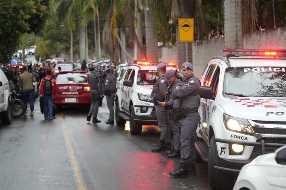 Bomberos locales acudieron de inmediato tras el accidente.