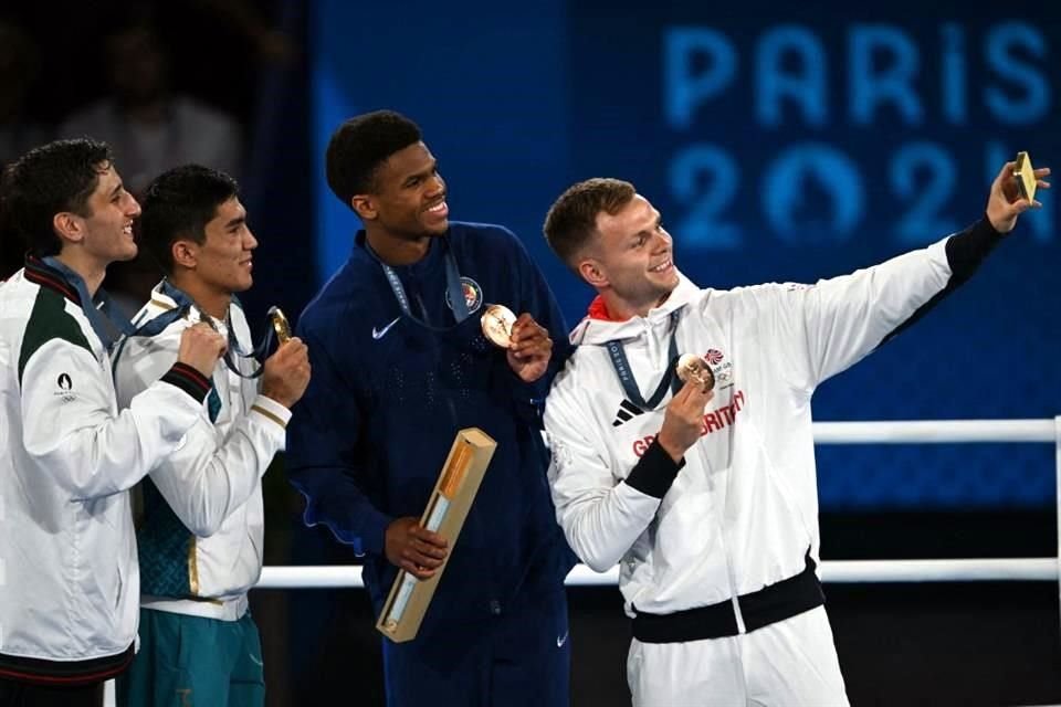 Así fue la selfie del podio de los 71 kilos en el boxeo olímpico de París 2024.