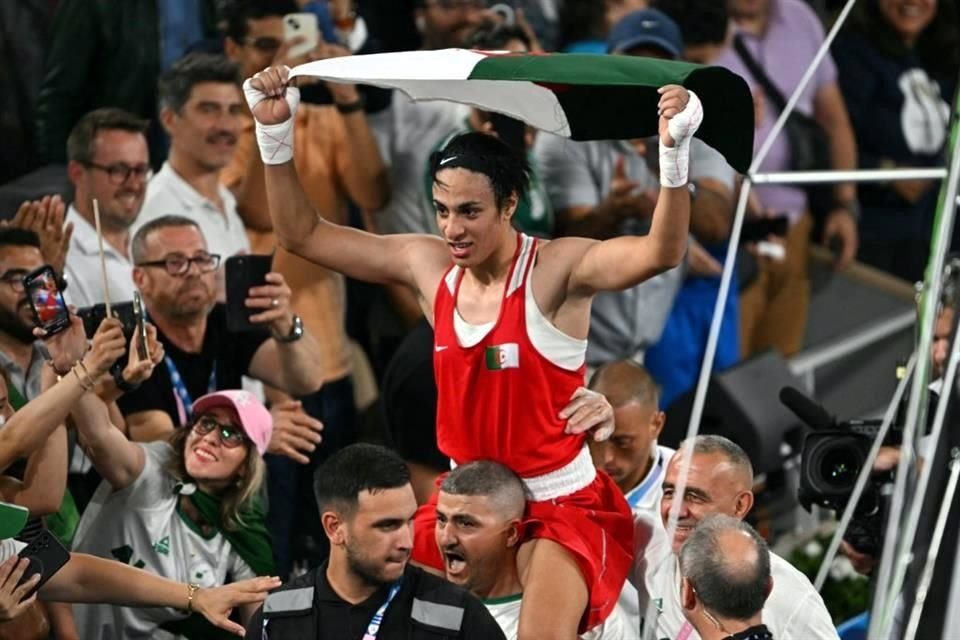 Imane Khelif ganó la primera medalla de Oro para Argelia en el boxeo olímpico femenil tras vencer por decisión unánime a la china Liu Yang.