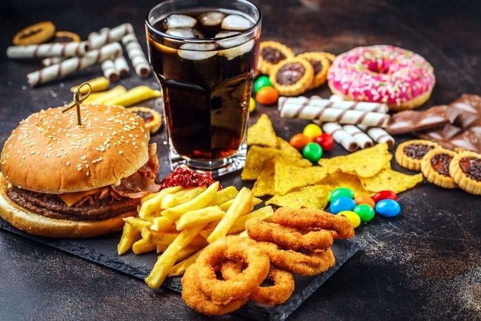 Alimentos procesados o con exceso de grasas, refrescos, galletas y donas deben quedar fuera de la dieta de una persona con Enfermedad Renal Crónica.