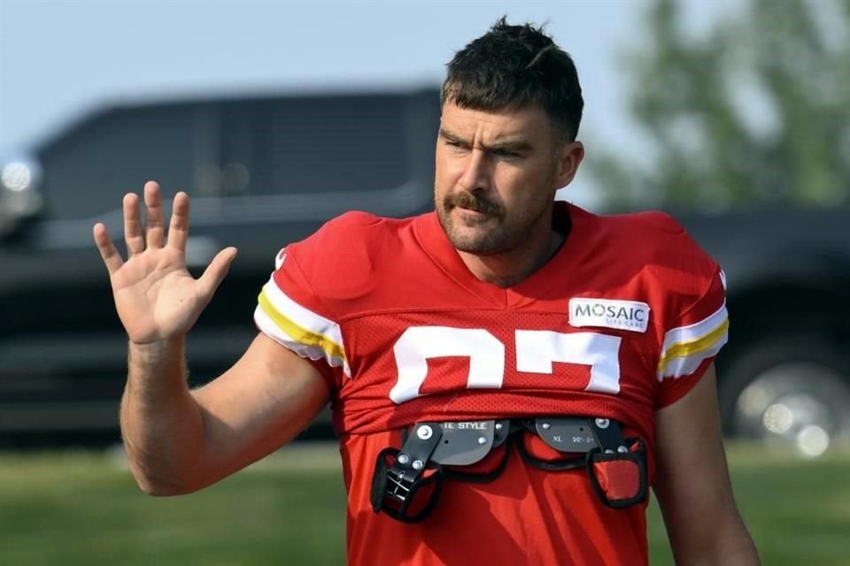 Travis Kelce trông 'rất lo ngại' về mối đe dọa đối với Swift