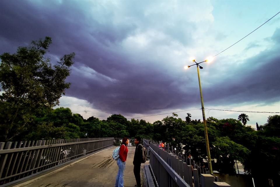 'Del viernes 9 al lunes 12 de agosto se pronostican lluvias fuertes a intensas con actividad eléctrica y posible caída de granizo en la capital del país', indicó la SGIRPC.