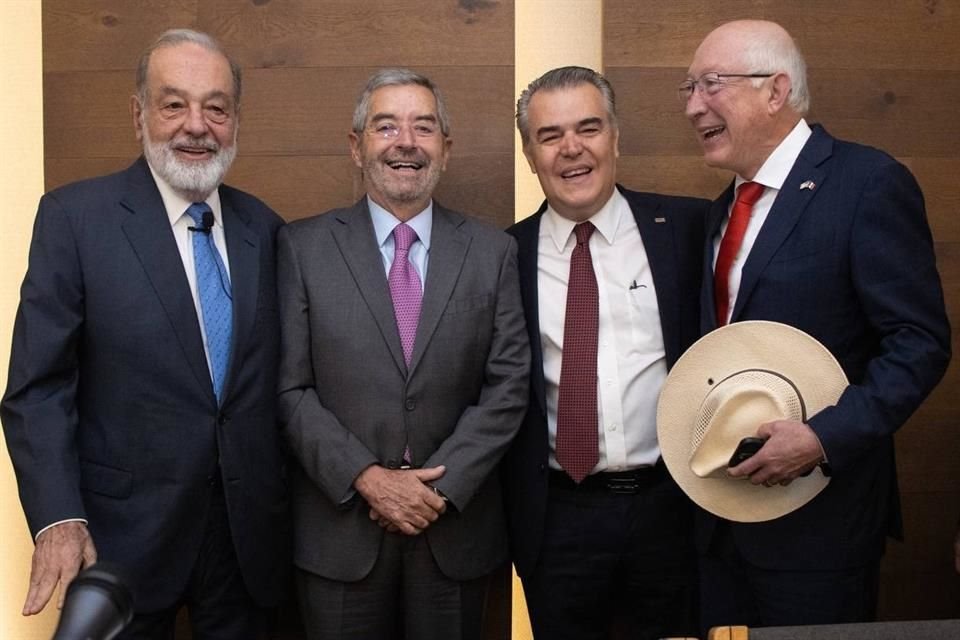 En un encuentro al que acudió Juan Ramón de la Fuente, próximo Canciller, el CCE le dio el premio 'Juan Sánchez Navarro' al Carlos Slim Helú.