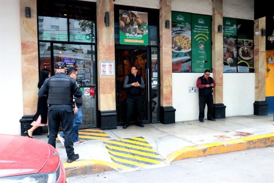 Afuera quedaron las manchas de sangre del sobreviviente que acompañaba a Sebastián, quien tenía antecedentes penales.