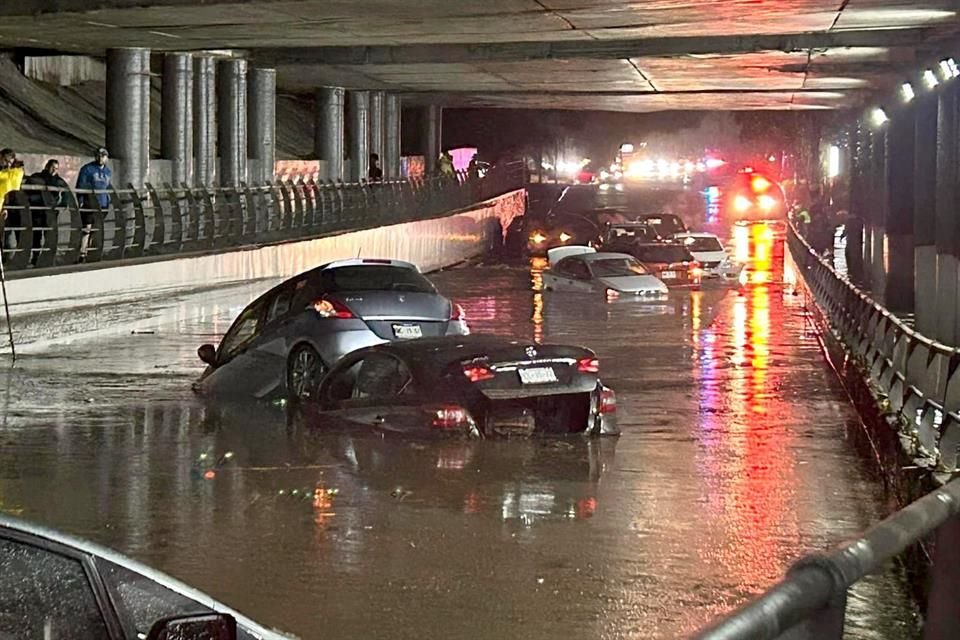 6. NAUCALPAN. Tanto el 24 de julio como el 6 de agosto las lluvias provocan que vehículos queden atrapados en Periférico y en bajopuentes.