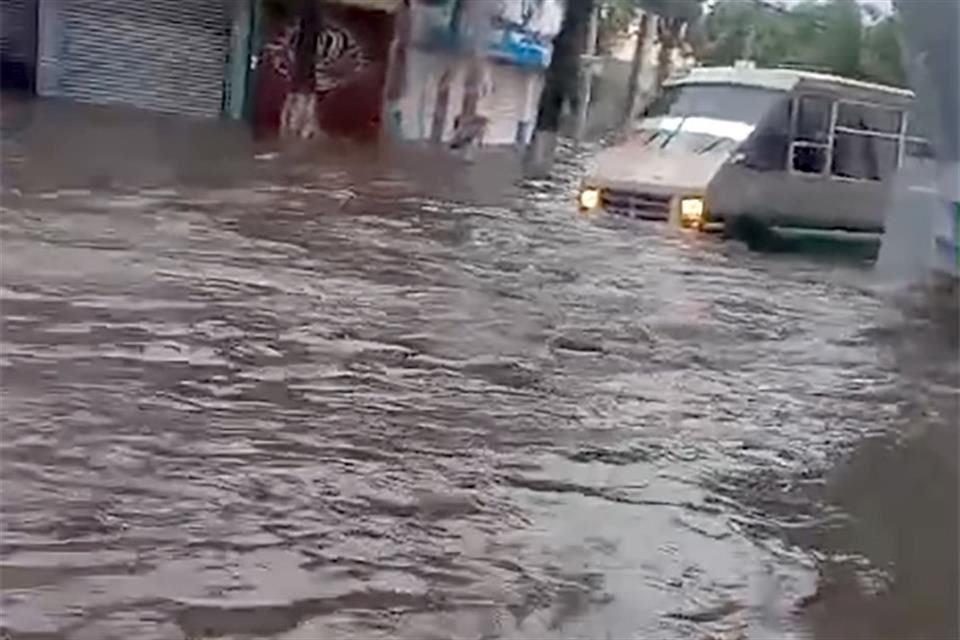 2. TLÁHUAC. El 26 de junio se generó un espejo de agua que se extendió por cerca de 300 metros.