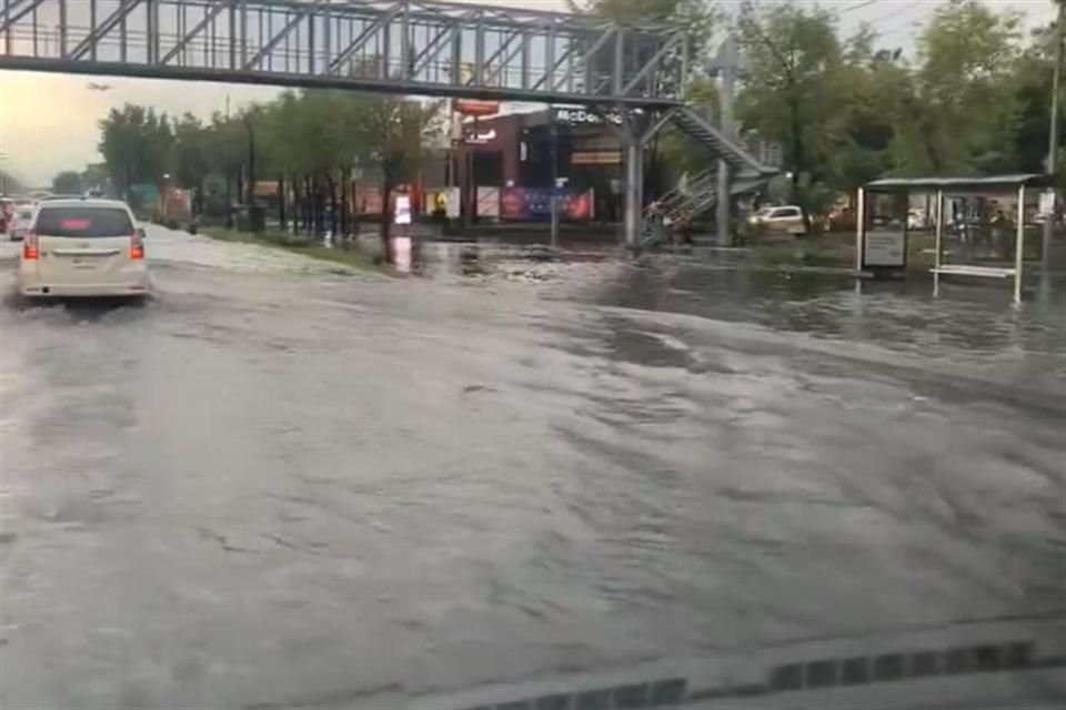 4. AV. OCEANÍA. Las lluvias del 17 de julio afectaron vías cercanas al AICM.