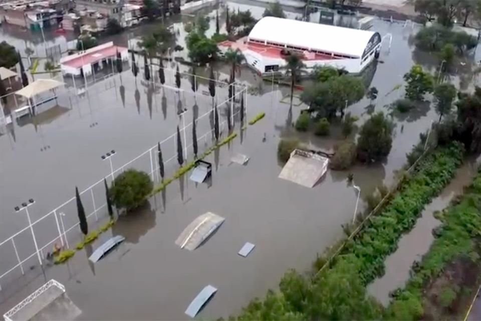 5. CUAUTITLÁN. Las lluvias del 28 de junio causó que las familias de 400 viviendas debieran ser rescatadas en lanchas.