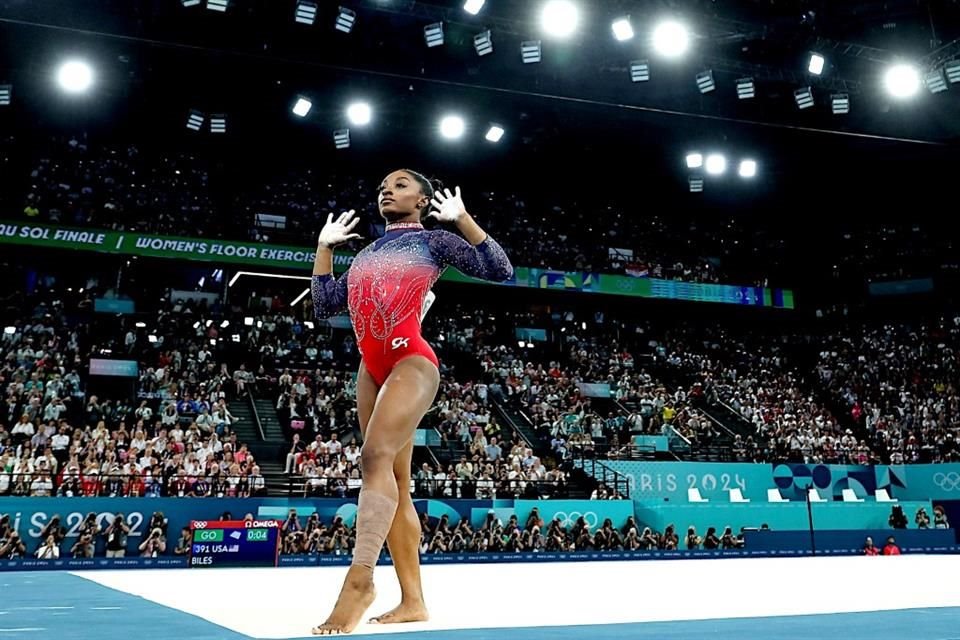 El traje brillante de la multimedallista Simone Biles, elaborado con 10 mil cristales de la firma Swarovski, muestra que la coquetería femenina no se pierde.