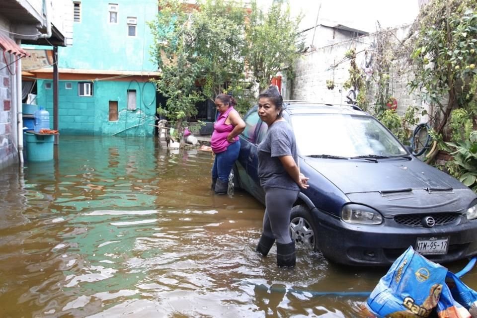 Para los habitante de Chalco el uso de botas de hule es obligatorio en la temporada de lluvias.