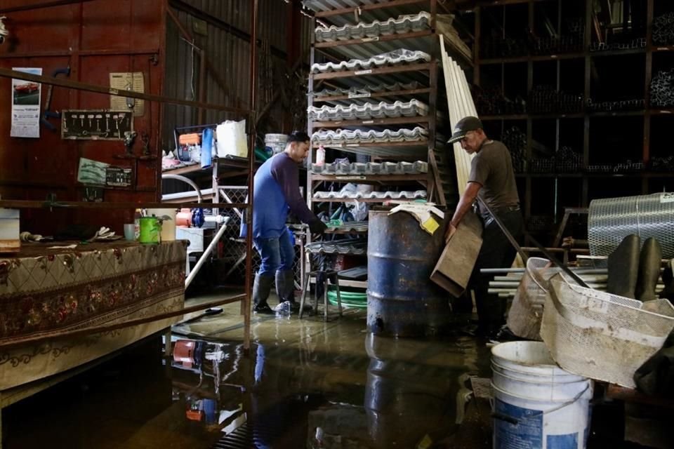 En los negocios, el agua alcanza hasta los 80 centímetros.