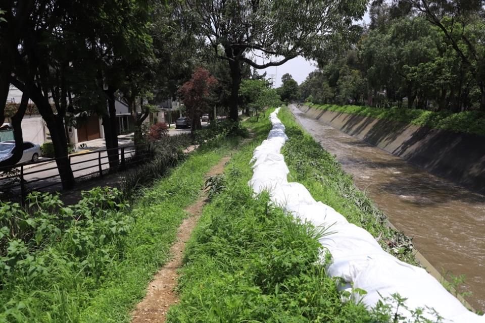 Días antes de las lluvias más torrenciales, costales fueron colocados a los costados del Río Chico de los Remedios.