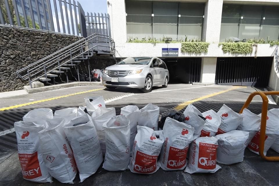 El edificio del Poder Judicial también es resguardado con sacos de arena, la única medida preventiva ante las inundaciones que registra Periférico Sur.