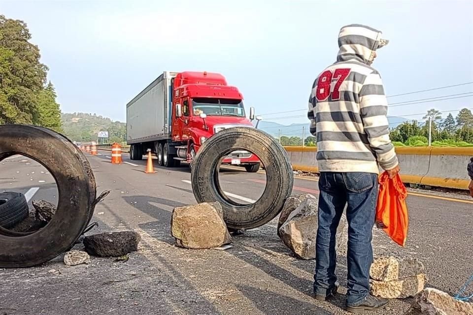 Asesor legal de ejidatarios que bloquean la Autopista México-Puebla acusó al Gobierno federal de intimidación tras denuncia en su contra.