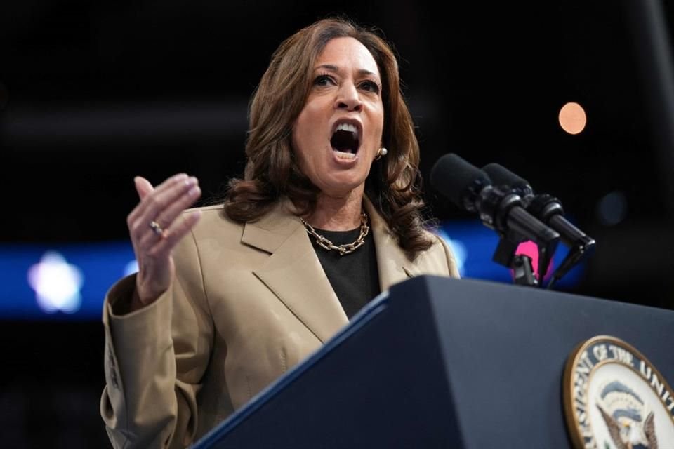 Harris habla en un mitin en Arizona, estado clave en la elección.