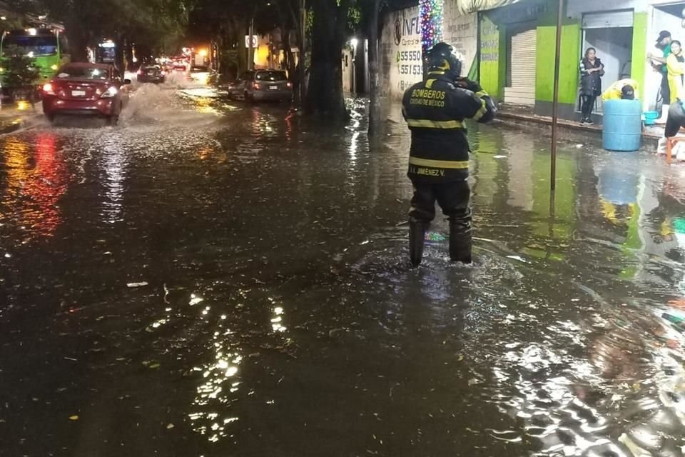 En el cruce de la Calzada de Tlalpan y Avenida Insurgentes Sur, así como alrededor de la estación del Metrobús La Joya se registraron desbordamientos.