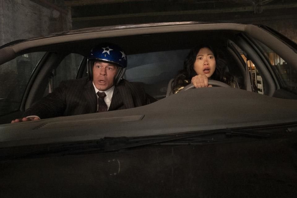 En el filme que estrena Prime Video la próxima semana, el actor interpreta a un agente que debe cuidar la vida de Katie (Awkwafina).