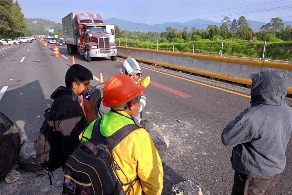 Ejidatarios que exigen un pago por tierras aflojaron su protesta en la autopista México-Puebla.