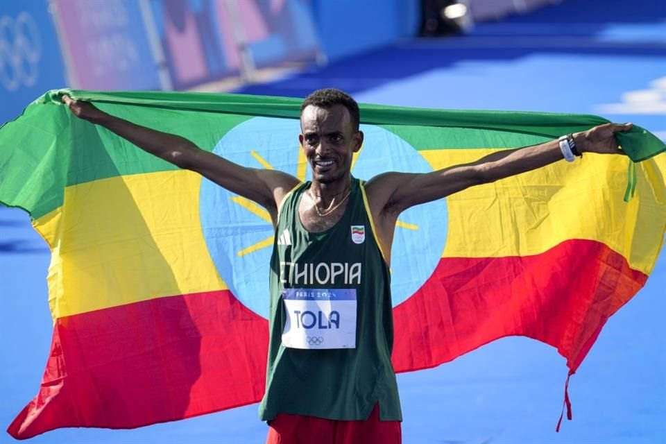 Tamirat Tola celebra con la bandera de Etiopía.