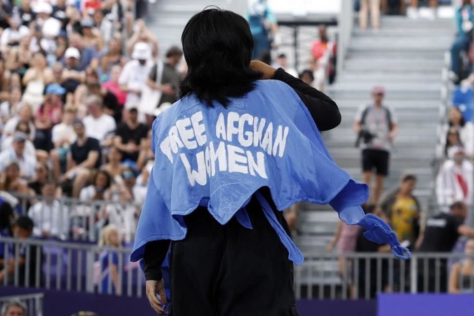 La atleta Manizha Talash fue descalificada de su prueba de breakdance por mostrar el mensaje 'Liberen a las mujeres afganas' en París 2024.