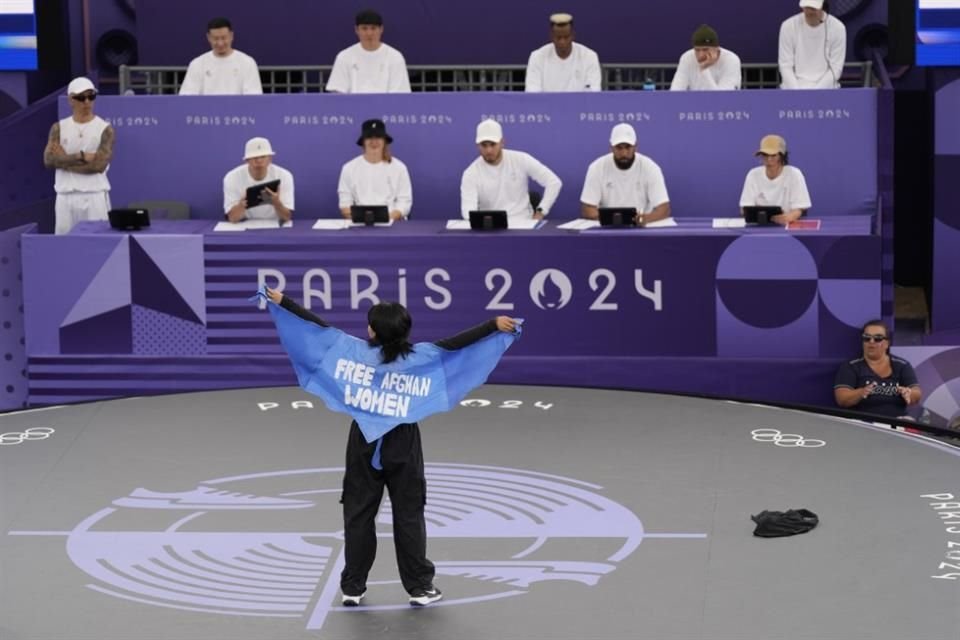 La atleta Manizha Talash fue descalificada de su prueba de breakdance por mostrar el mensaje 'Liberen a las mujeres afganas' en París 2024.