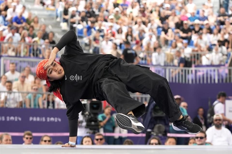 La atleta Manizha Talash fue descalificada de su prueba de breakdance por mostrar el mensaje 'Liberen a las mujeres afganas' en París 2024.