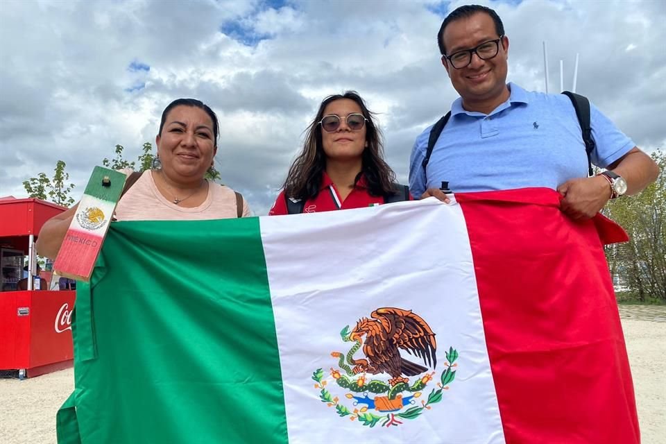 Ale Estudillo junto a sus papás.