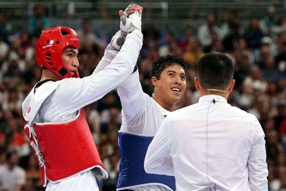 Arian Salimi levantó la mano de Carlos Sansores al finalizar el combate en el Grand Palais de París.