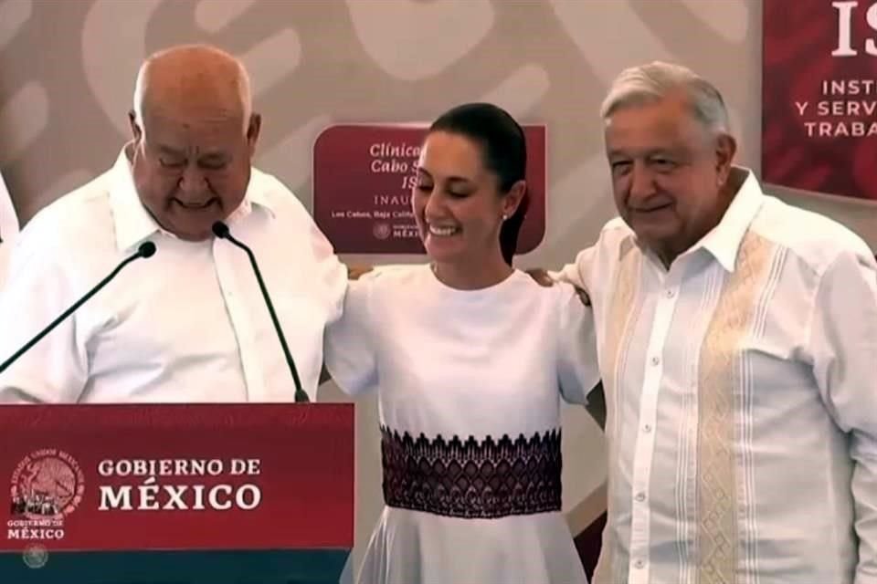 Al Gobernador de BCS le ganaron las lágrimas durante palabras de despedida a AMLO.