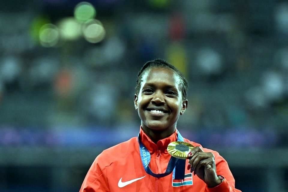 Faith Kipyegon ganó su tercera medalla de Oro consecutiva en los 1500 metros de los Juegos Olímpicos.