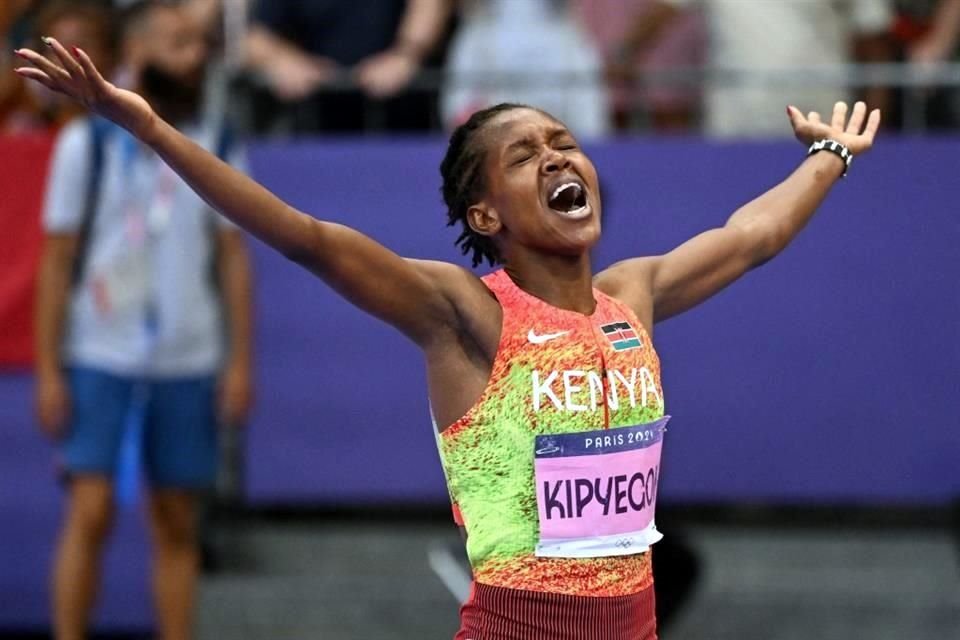 Faith Kipyegon superó con creces a sus rivales en la pista del Stade de France.