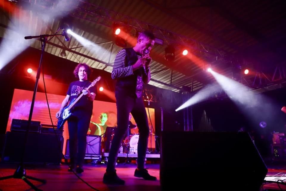 Un vistazo de lo que fue el show de la banda Wau y los Arrrghs.